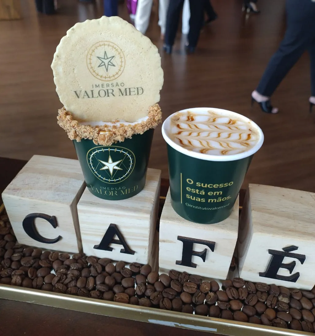 Copos personalizados com a marca do evento e café com latte art