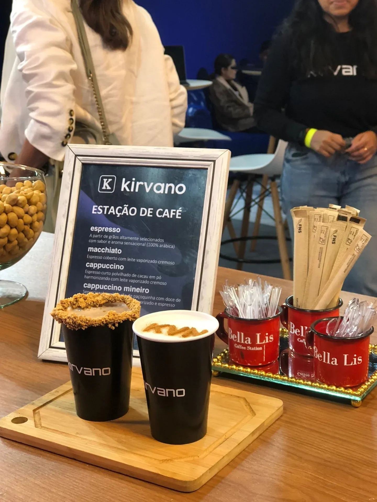 Estação de café da Bella Lis com copos personalizados Kirvano, cardápio de café especial e canecas Bella Lis
