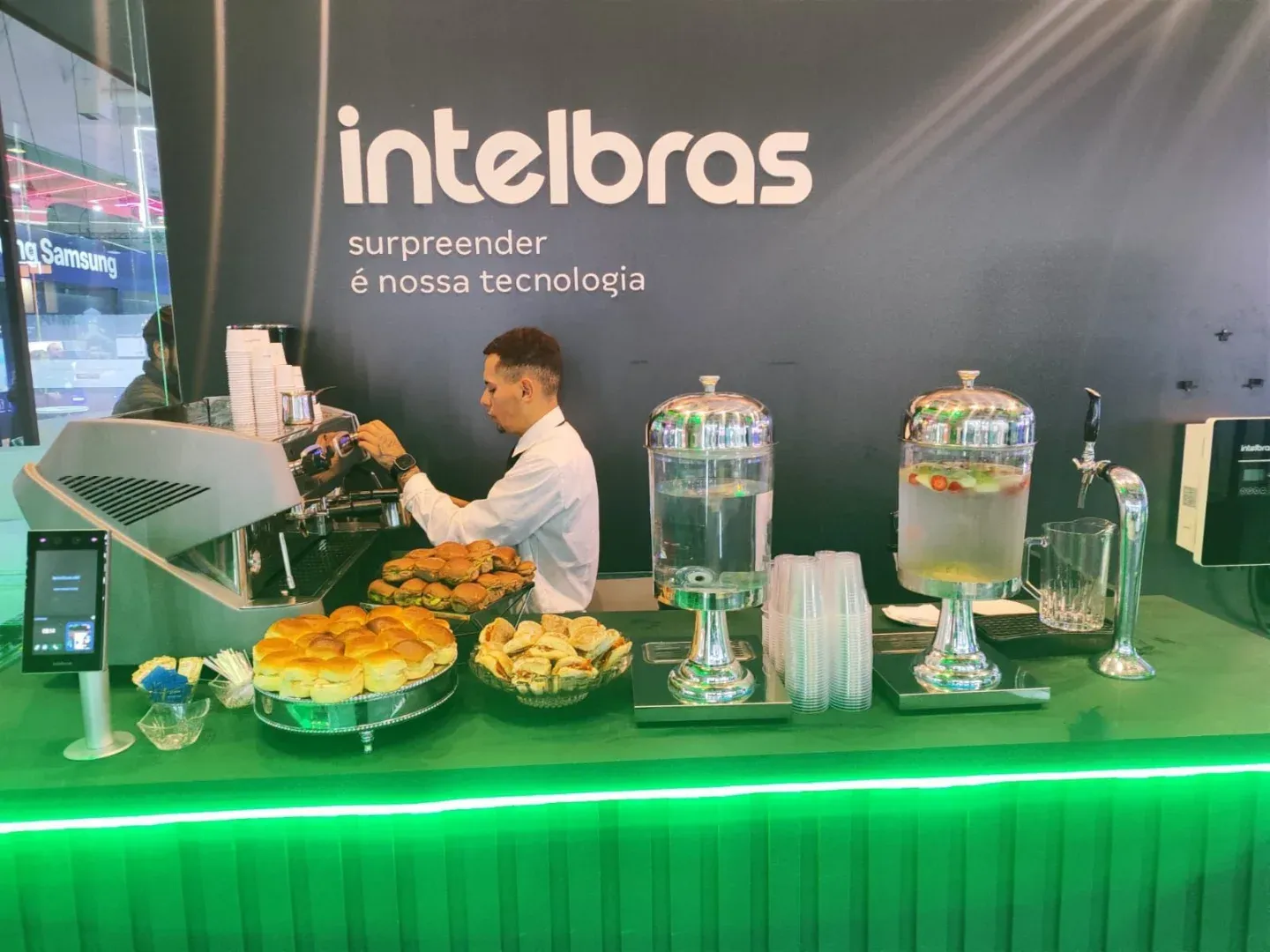 Barista da Bella Lis preparando café especial na estação do estande Intelbras