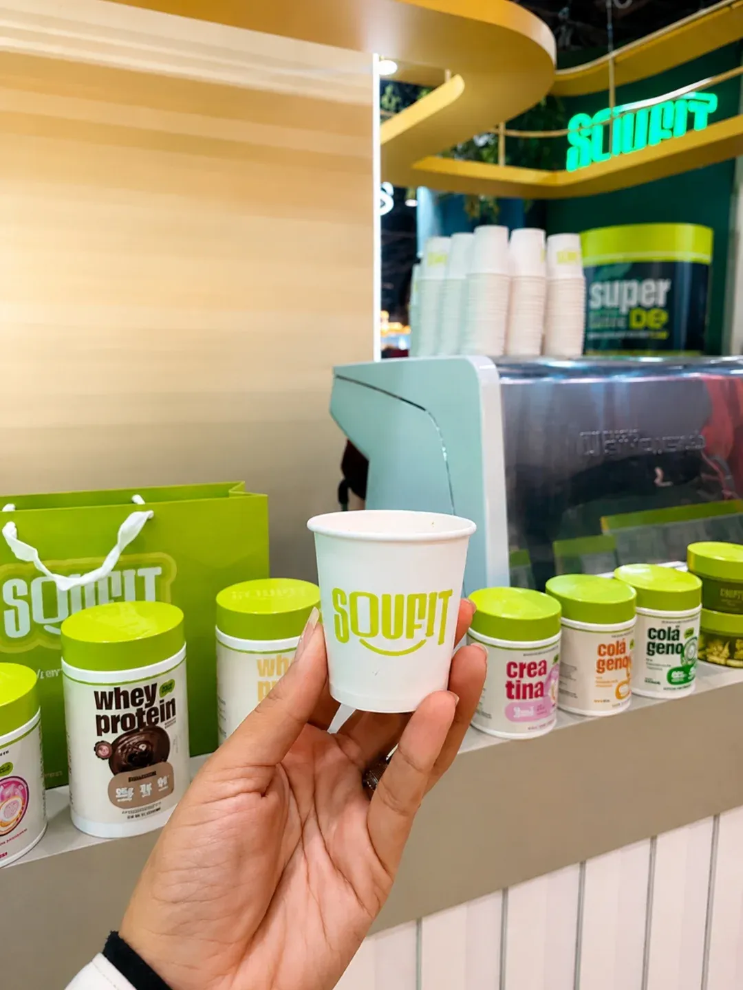 Copo de café com a marca Soufit no estande da empresa em feira